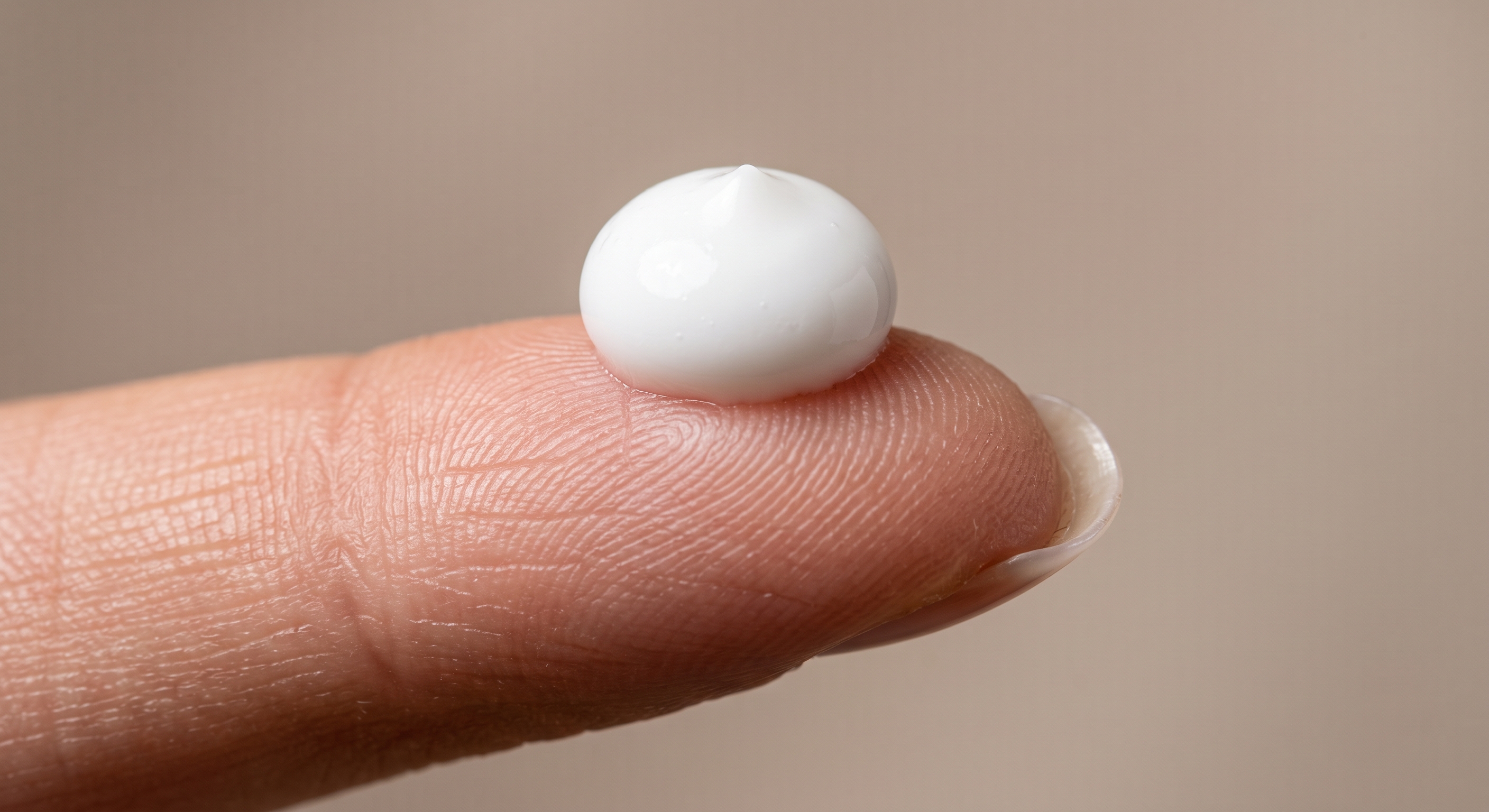 cantitate de crema cu retinol cat un bob de mazare pe varful degetului